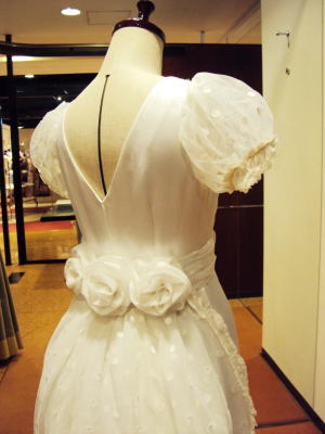 ウエディングドレスをVネックのコサージュと トレーン付きドレスにリメイク