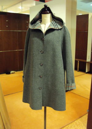 バーバリーウールコート襟ショールカラーフード付一枚仕立て　リフォーム　サイズダウン＆身頃続きのフードコートにリメイク　一枚仕立て　ダブルフェイス