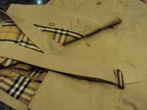 バーバリートレンチコート　ウエストベルト作成　すそから生地を取る　アクアスキュータム　BURBERRY　Aquascutum