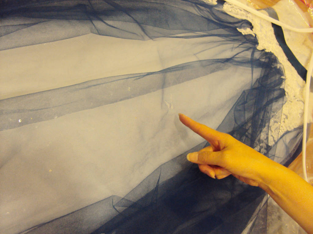 ドレス リフォーム チュールドレスの穴開き ドレス破れ 白レースで修理リペア 仙台の ドレス オーダースーツ 洋服リメイク リフォームは