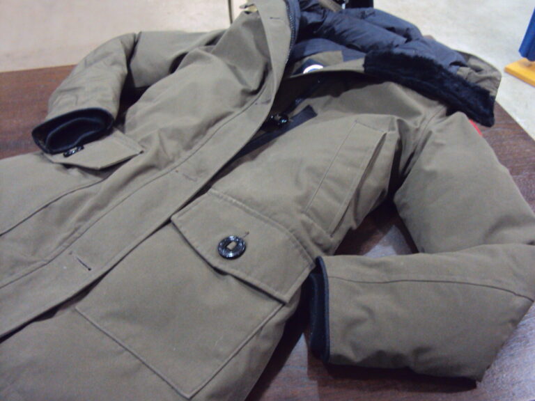 ダウンジャケット カナダグース 破れ 超ダメージ ダウンコート 修復 CANADA GOOSE 仙台の ドレス オーダースーツ 洋服