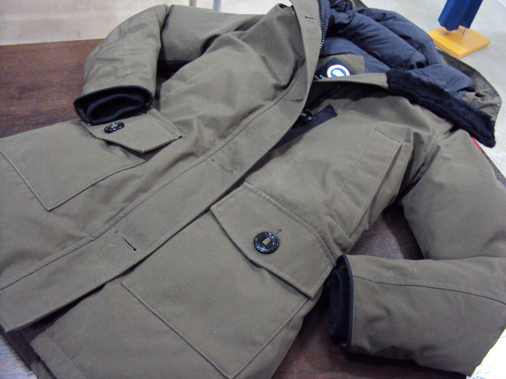 ダウンジャケット カナダグース 破れ 超ダメージ ダウンコート 修復 CANADA GOOSE 仙台の ドレス オーダースーツ 洋服