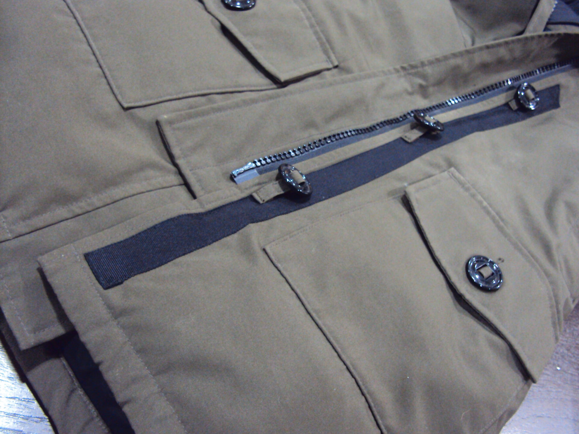 ダウンジャケット カナダグース 破れ 超ダメージ ダウンコート 修復 CANADA GOOSE 仙台の ドレス オーダースーツ 洋服