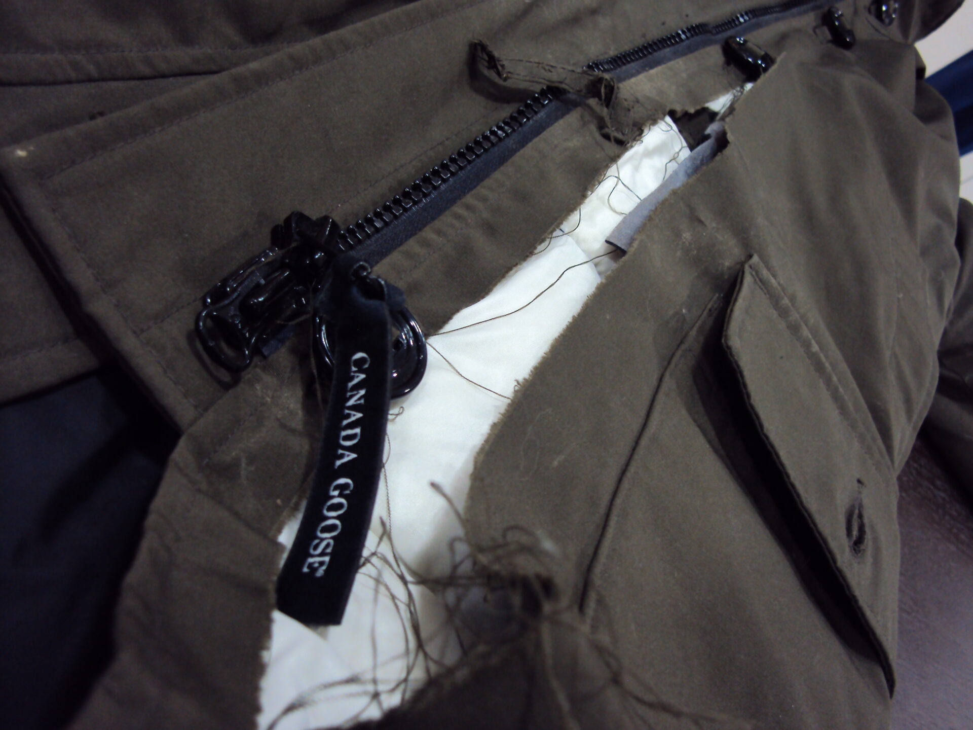 ダウンジャケット カナダグース 破れ 超ダメージ ダウンコート 修復 CANADA GOOSE 仙台の ドレス オーダースーツ 洋服