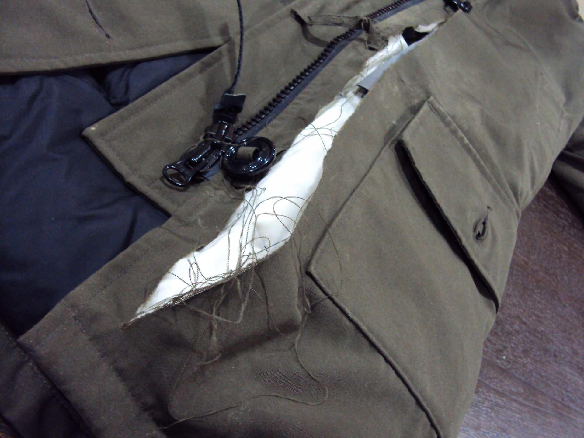 ダウンジャケット カナダグース 破れ 超ダメージ ダウンコート 修復 CANADA GOOSE 仙台の ドレス オーダースーツ 洋服