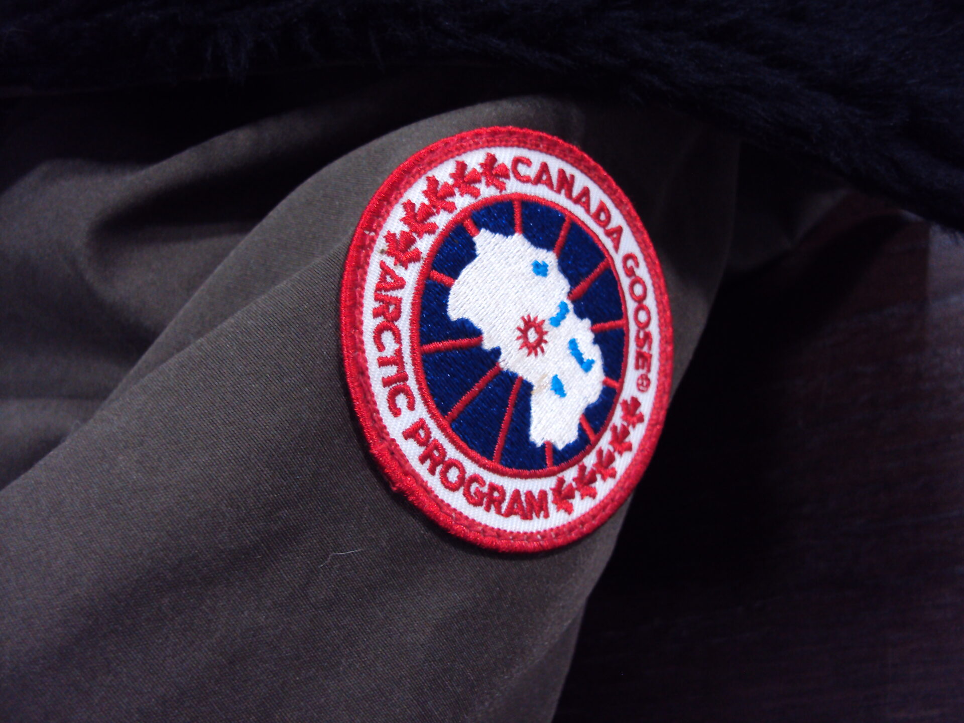 ダウンジャケット カナダグース 破れ 超ダメージ ダウンコート 修復 CANADA GOOSE 仙台の ドレス オーダースーツ 洋服