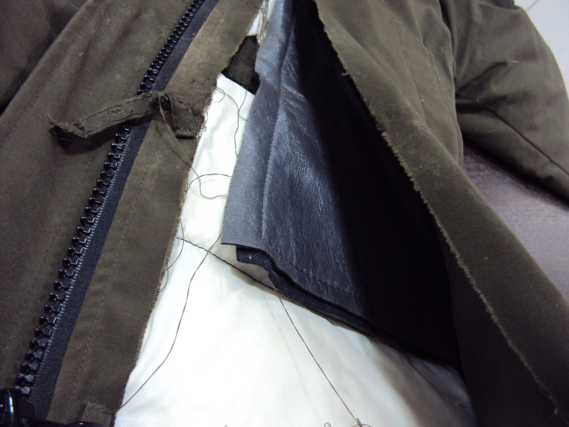 ダウンジャケット カナダグース 破れ 超ダメージ ダウンコート 修復 CANADA GOOSE 仙台の ドレス オーダースーツ 洋服