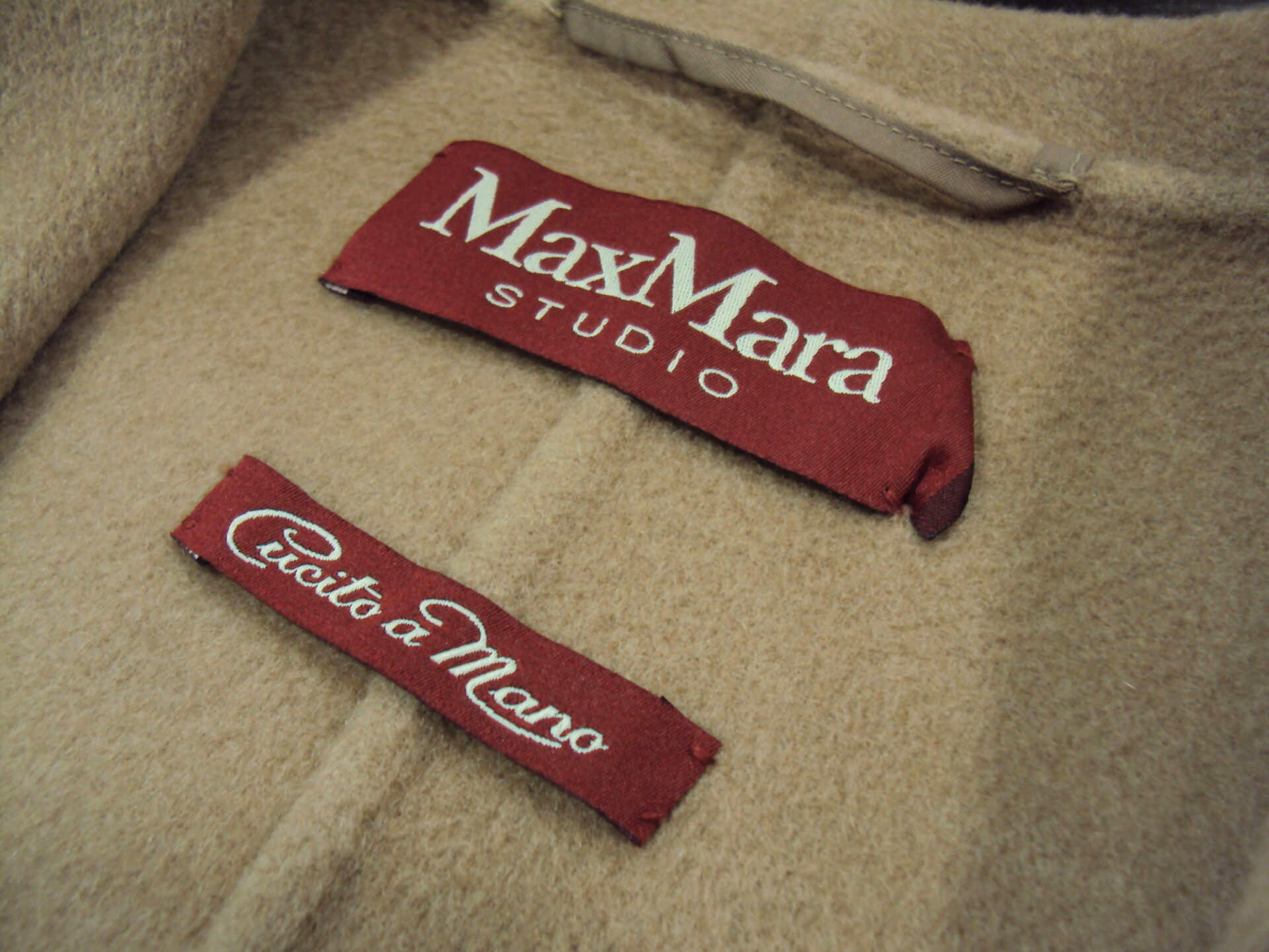 マックスマーラ　クチートアマーノ　虫食い　破れ　穴　かけはぎ　かけつぎダメージ復元　cucito a mano　MaxMara