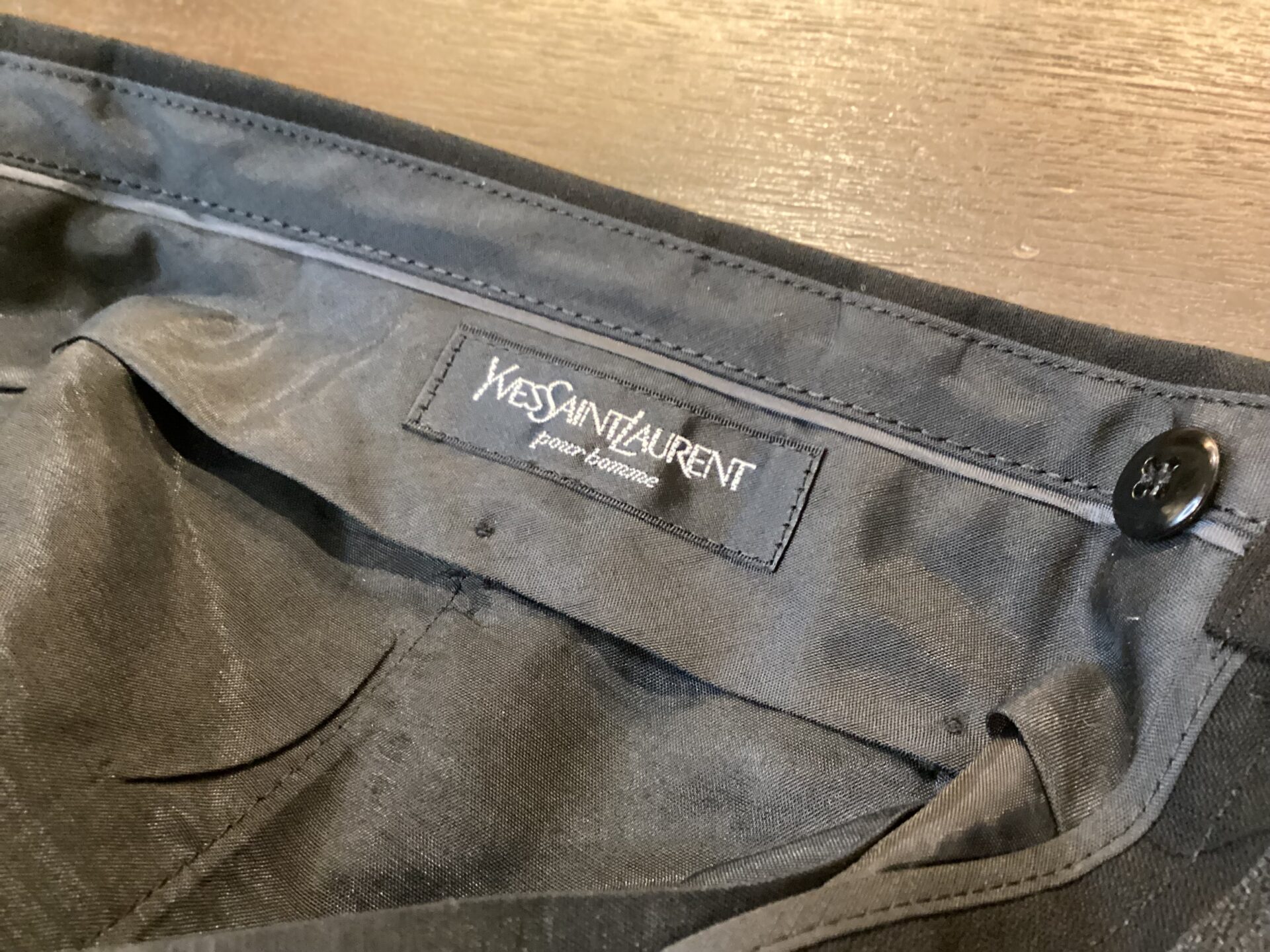 イヴ・サンローラン　メンズ紳士パンツ　ウエスト調整　ウエスト出し　両サイドマチ入れ　タックだし　Yves Saint Laurent