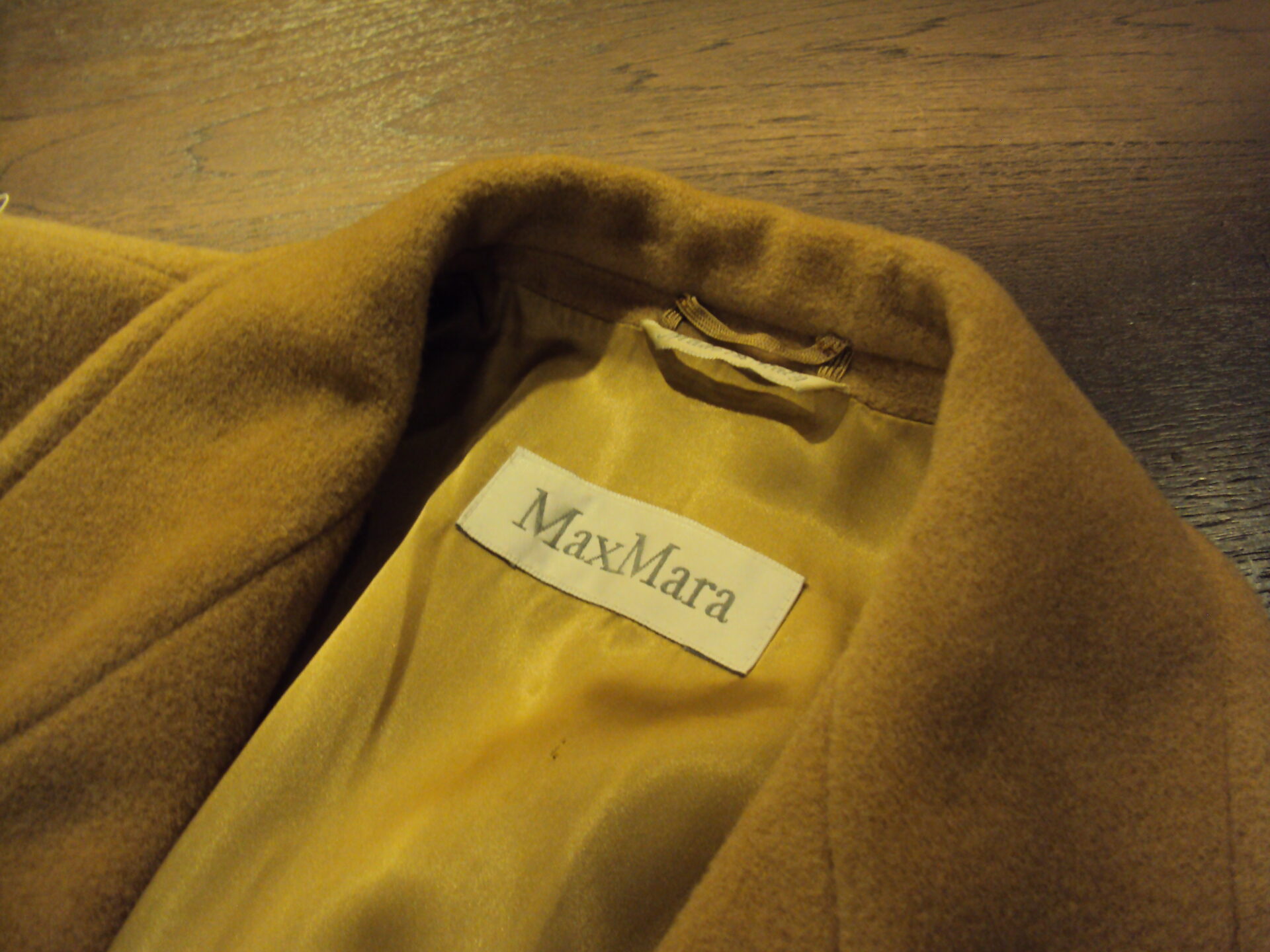 マックスマーラ　カシミア　虫食い　破れ　穴　かけはぎ　かけつぎダメージ復元　MaxMara Cashmere